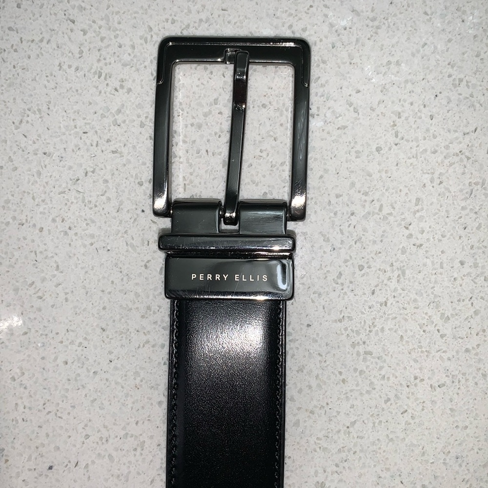 Perry Ellis Reversible Belt Black on one Side. Dark Brown on the other side. GUC